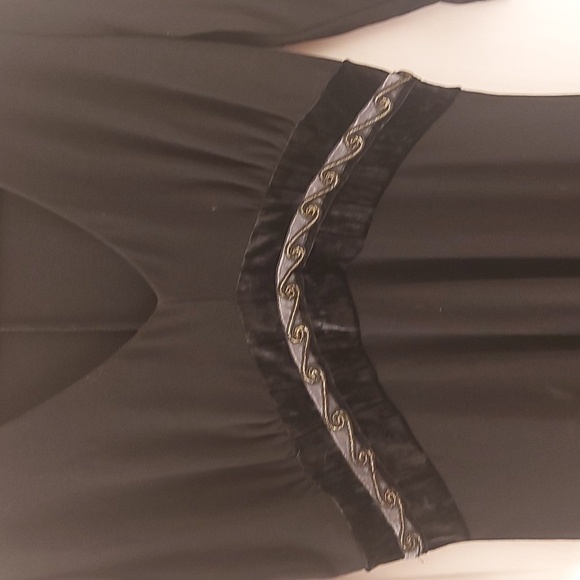 Black flattering dress with velvet detail - Picture 4 of 4